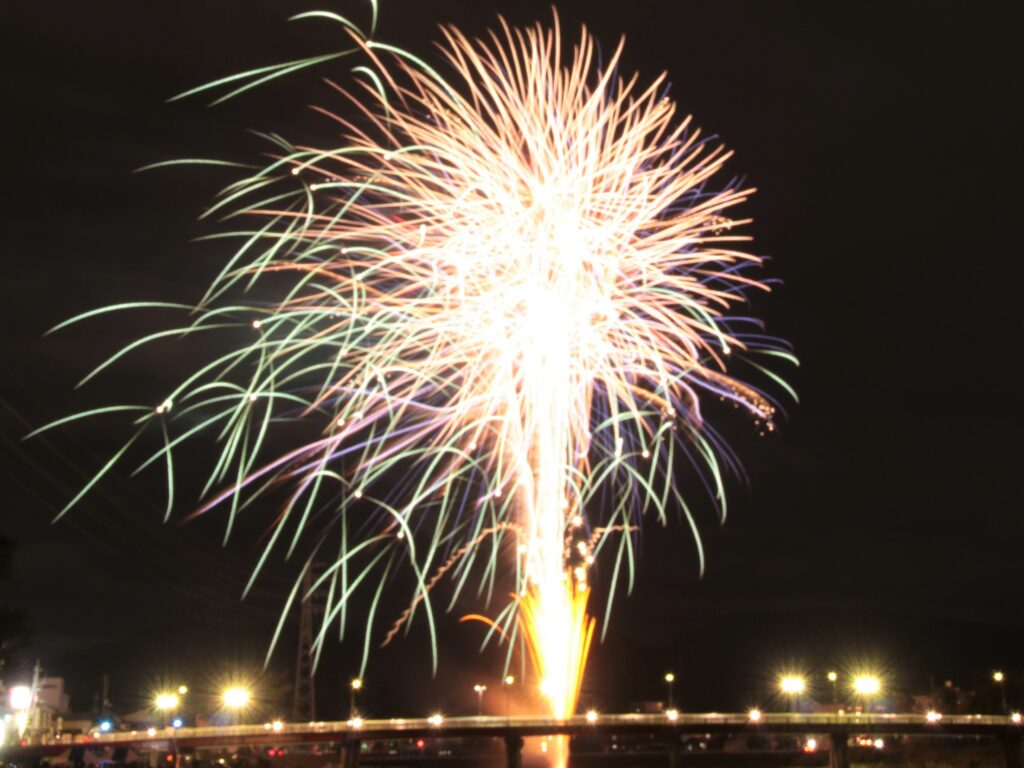 「鏡川緑地公園イベント」のフィナーレは花火。大輪が秋の夜空を彩ります（提供写真）