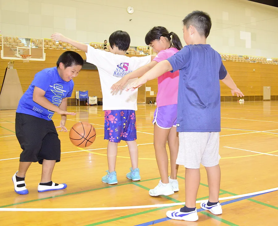 スポーツ体験会でバスケットボールに挑戦する児童（宿毛市総合運動公園）