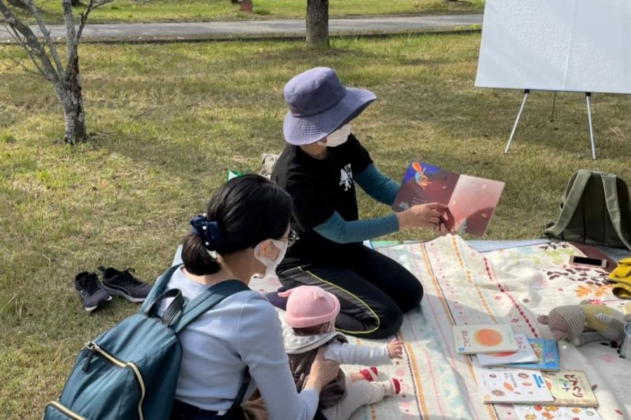 【2023年11月】高知市で「ハマハマ絵本を楽しむ会」（若宮八幡宮）｜テーマは「おそとで遊ぼう」。絵本、パン取り競争を楽しみます