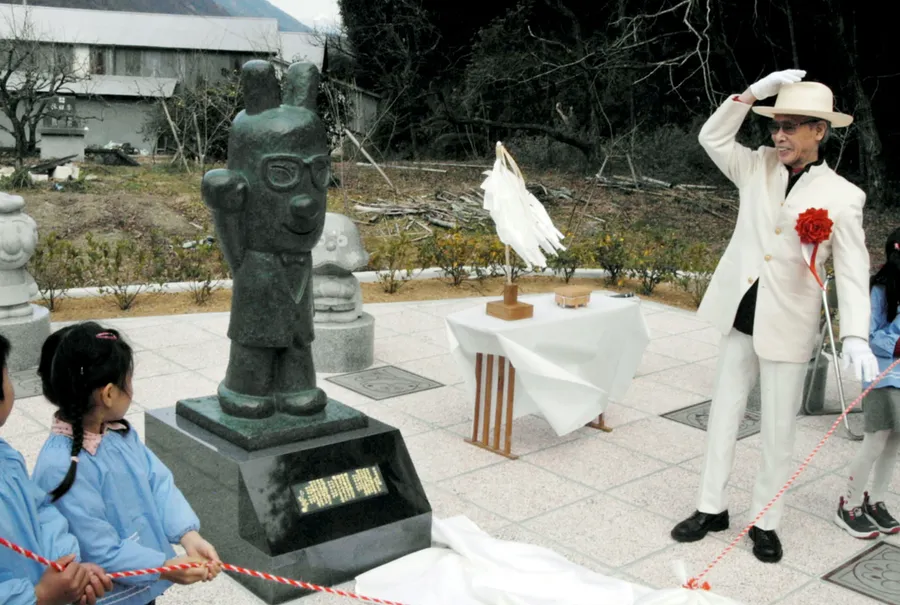 2005年2月、旧香北町に完成した自身のキャラクター「やなせ兎（うさぎ）」の銅像除幕式（高知新聞2024年1月1日掲載）