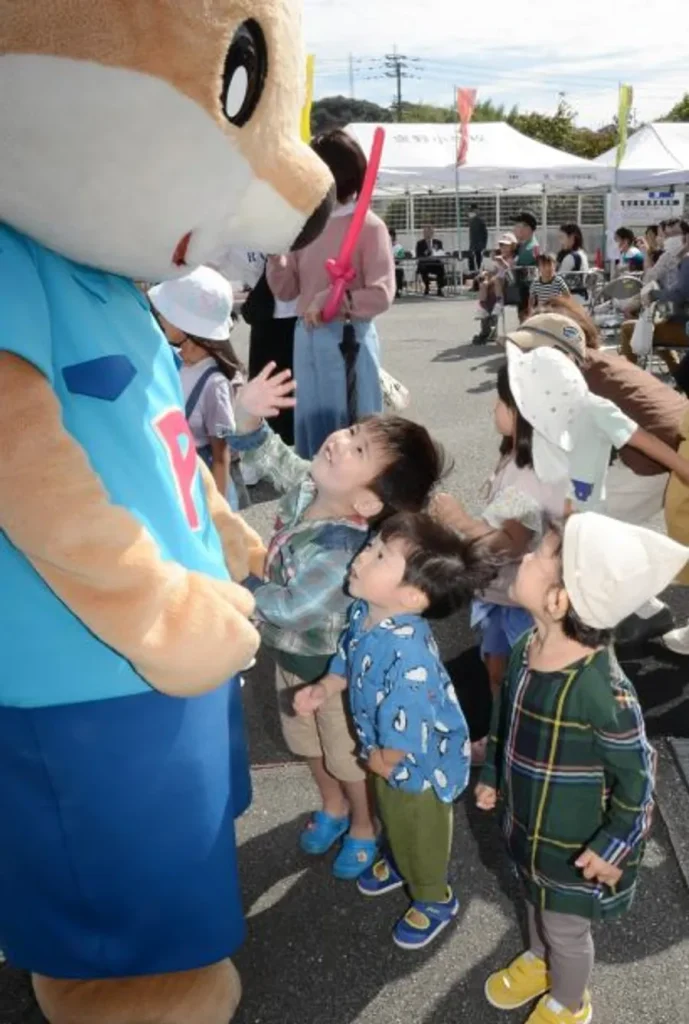県警のマスコット「ポリンくん」に駆け寄る子どもたち（高知市のマルナカ一宮店）