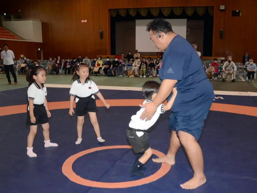 豊ノ島さんと子どもたちが相撲を取った開館50周年記念イベント（高知市の県民体育館）