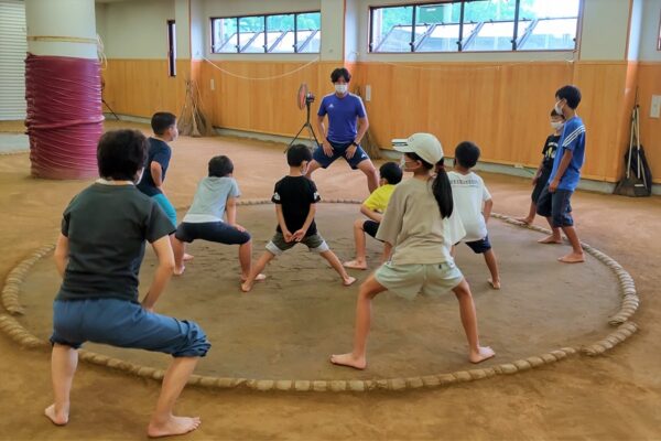 高知市総合運動場で「シコ踏みトレーニング体験DAY」｜親子で体幹を鍛えよう！小学生以上が対象です