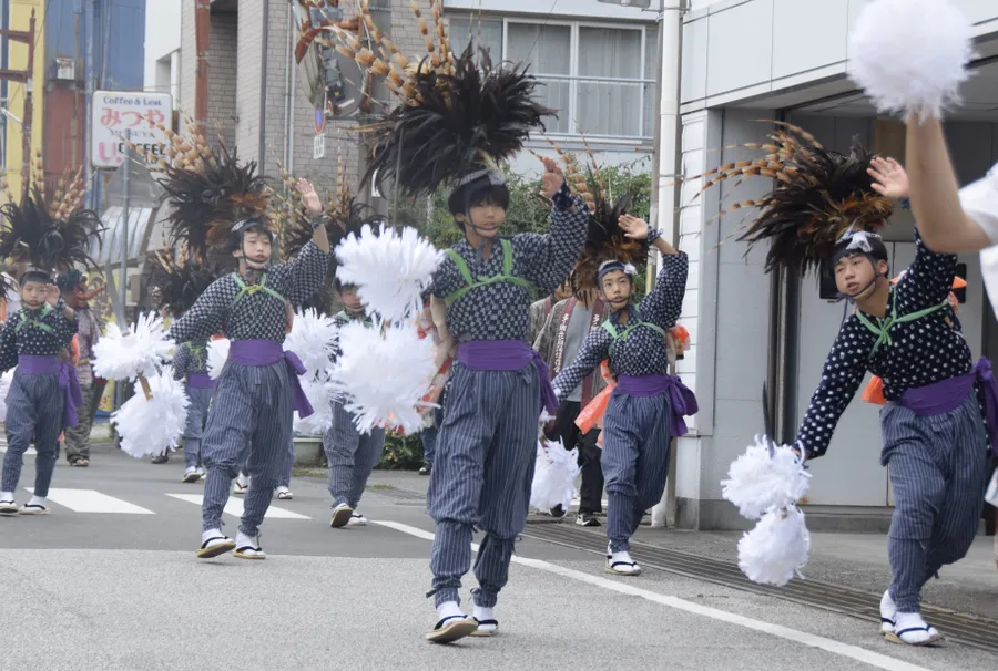 太刀踊りの踊り子らの行列が久しぶりに市街地を練り歩いた（須崎市新町２丁目）
