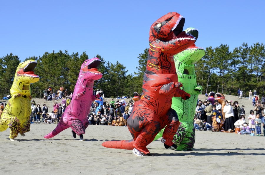 黒潮町で「第2回ティラノサウルスレースくろしお」（入野の浜）｜マルシェで使える「子ども応援チケット」がもらえます