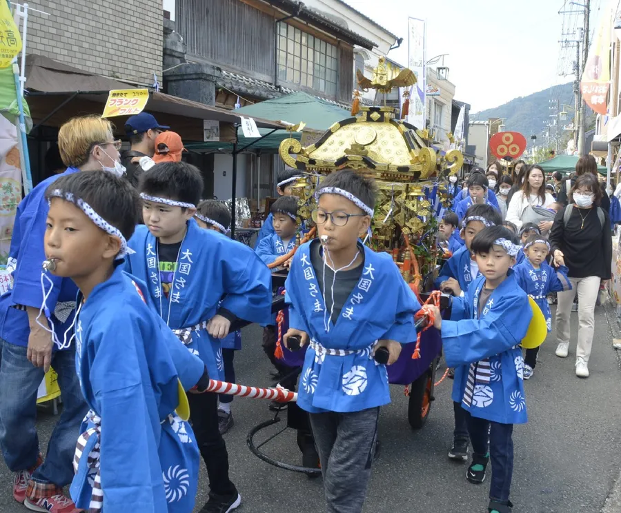 椙本神社の秋の大祭で、おなばれの一行を先導する子どもたち（いの町）