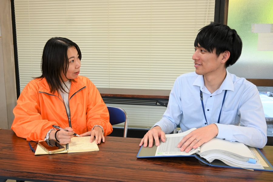 山岡啓史さん（右）と森岡千晴さん。学校での出前授業も担当しています