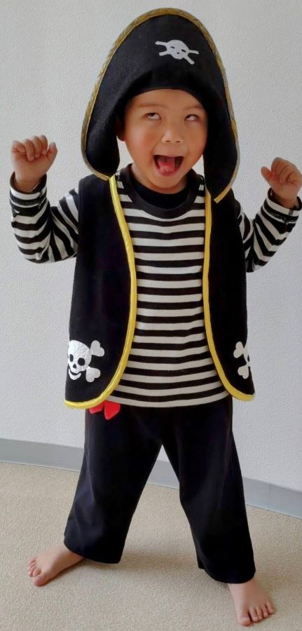 【海賊】海賊ハロウィン。海賊に仮装して怖がらせているつもりの顔が…笑ってしまいます（笑）