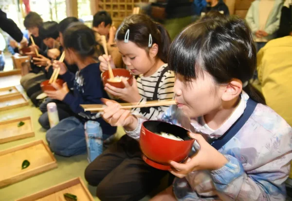 「湯、湯、湯！」「みそ、みそ、みそ！」土佐山学舎の3年生が早飯食いに挑戦しました！｜週刊高知の子どもニュース（2023年11月6～12日）