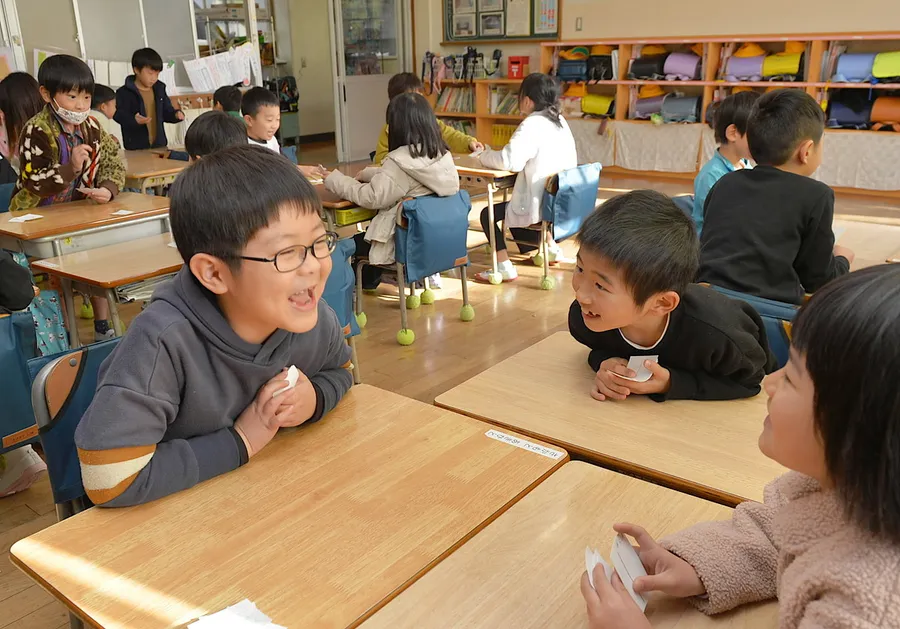 ノーマスクで笑顔を見せる小学1年生（高知新聞2023年12月20日掲載）