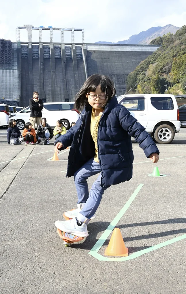 小学生たちがブレイブボードを自由自在に操ってタイムを競った大会（土佐町田井）