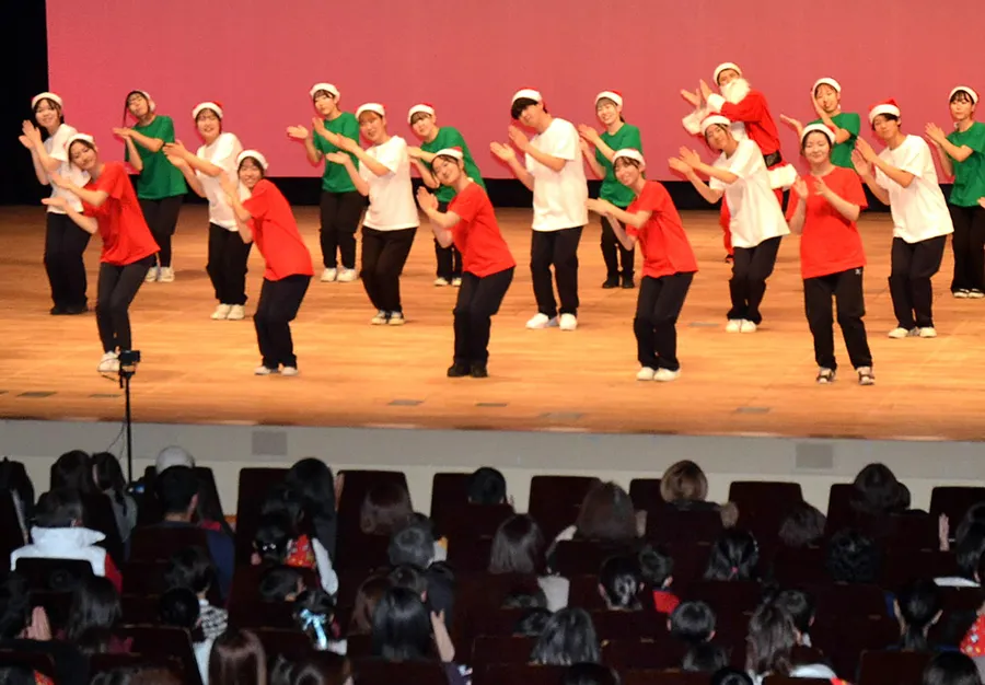 ダンスを披露する高知学園短期大学の学生（高知市の県民文化ホール）