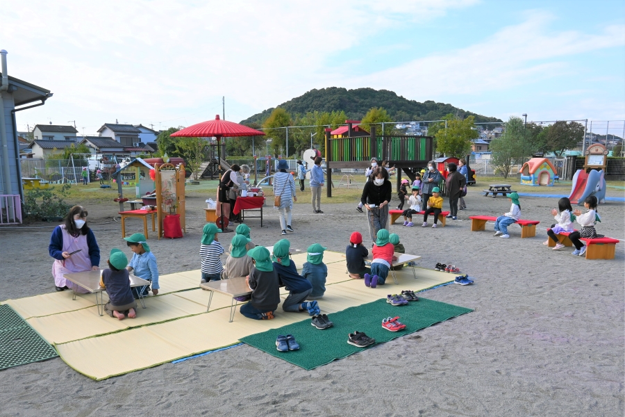 おさなごの園で行われた野だて。園庭開放に合わせて季節の行事を楽しんでいます