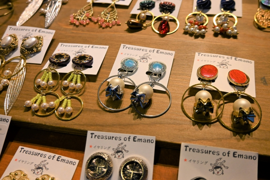 「Treasures of Emano」ではリメイクアクセサリーを販売