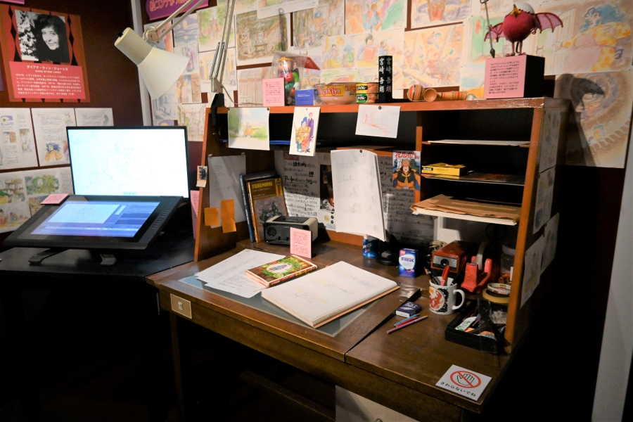 宮崎吾朗監督の机を再現。アナログとデジタルが同居していました（© Studio Ghibli）