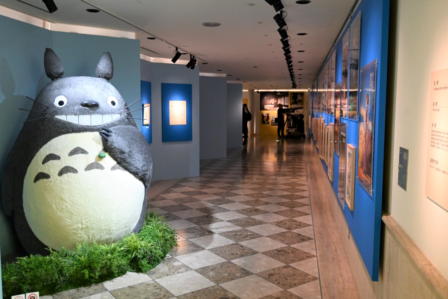 真っすぐ奥へ進み、第1展示室は右側です（© Studio Ghibli）
