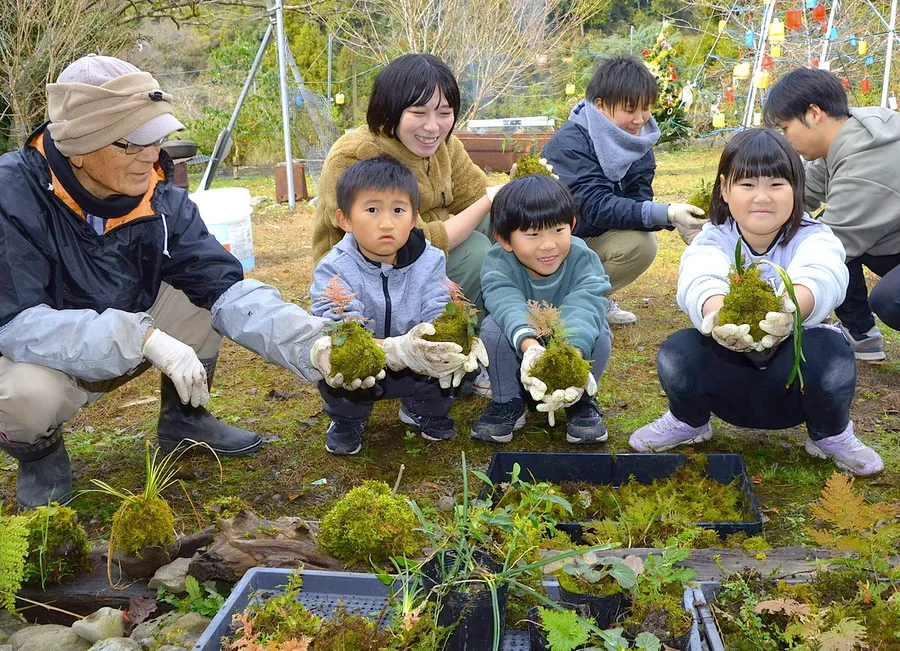 住民と苔玉作りに挑戦する児童ら（北川村島の「いこいの里」）