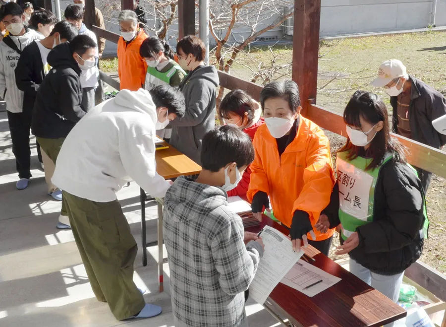 子どもたちが受付役などを務めた避難所開設訓練（高知市の久重小学校）