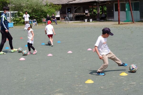 高知市で「ふれあいサッカー体験DAY」（土佐山運動広場）｜親子でボールを使った全身運動に挑戦！参加無料