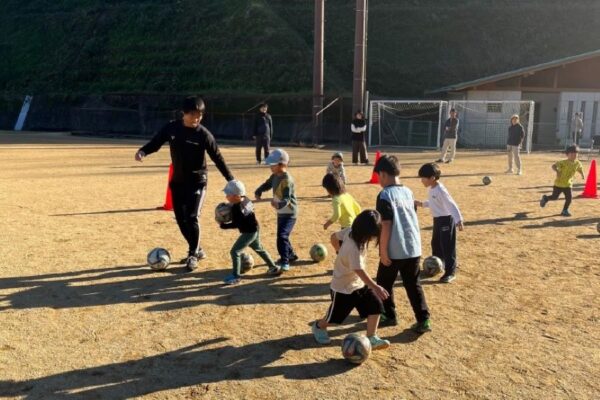 高知市で「ふれあいサッカー体験DAY」（城ノ平運動公園）｜親子でドリブル対決！参加無料です