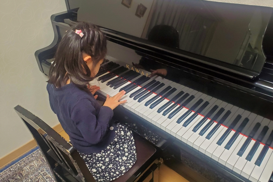 お姉ちゃんがピアノを練習すると、負けじと次女も頑張ります
