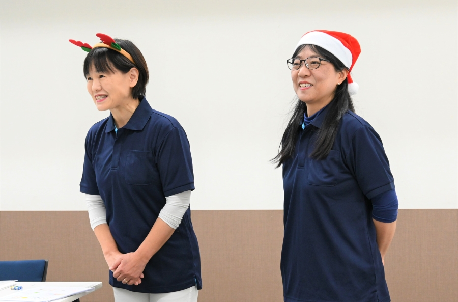 助産師の谷泰子さん（左）と細川真利さん。クリスマス前の開催ということで、サンタとトナカイに