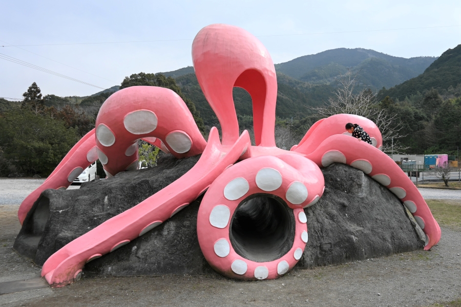龍王公園（タコ公園）｜インパクト大のビジュアル！ピンク色のタコのすべり台で遊ぼう！