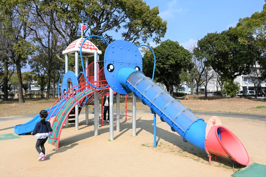 高須公園｜ゾウのすべり台が目印！広いグラウンド、木陰で体を動かして遊べます