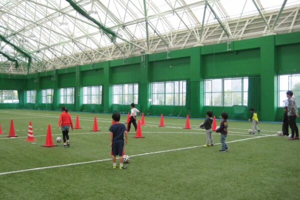 高知市で「小学生サッカー教室」（高知市東部総合運動場）｜パス、シュート、ドリブルを習ってゲームに挑戦！