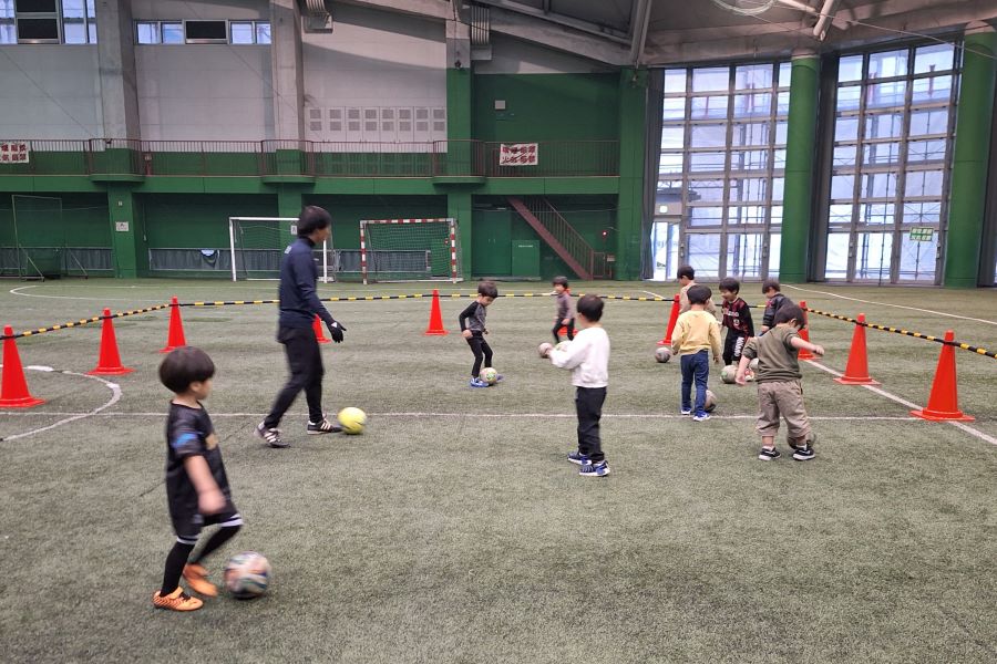 高知市で「キッズサッカー体験教室」（高知市東部総合運動場）｜ドリブルやゲームに挑戦！4月から年中、年長になる子どもが対象です