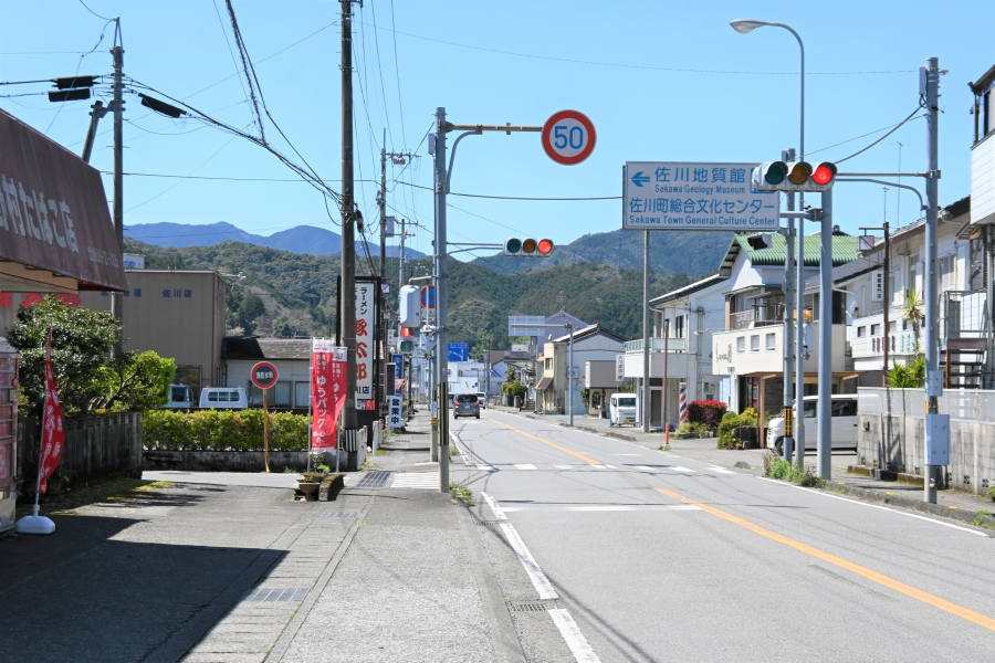 高知市からのアクセスは40分ほど。国道33号沿いにある桜座の先にある信号を左折します