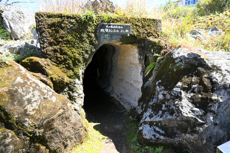 中庭にあるトンネル