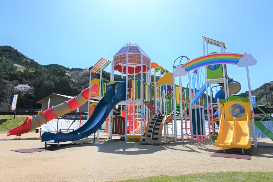 まきのさんの公園｜まきのさんの道の駅・佐川に遊具公園がオープン！大型複合遊具、ふわふわドームで遊べます！