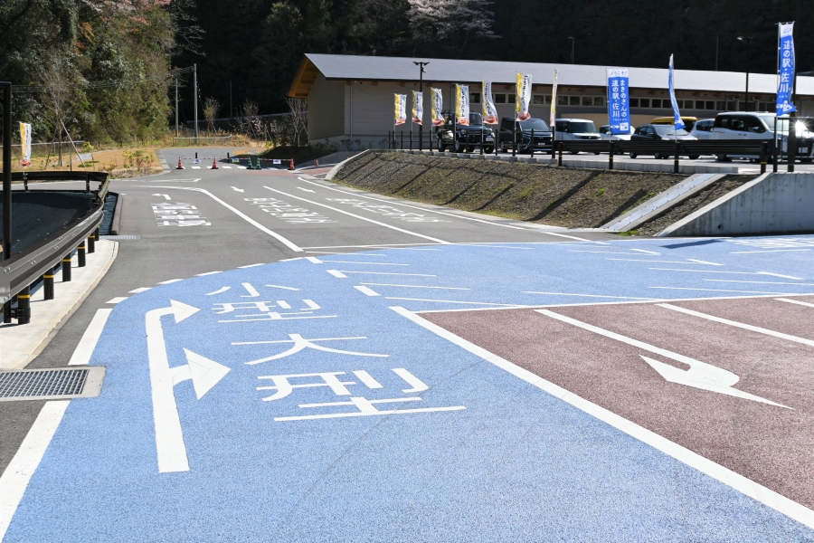 青いルートに沿って右折すると、道の駅と佐川おもちゃ美術館へ。公園に行く際は真っすぐ進みます
