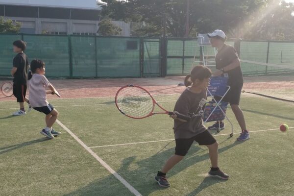 高知市で「小学生テニス教室」（高知市東部総合運動場）｜テニスの基本を学ぼう！成長に合わせて軟らかいボールも使います
