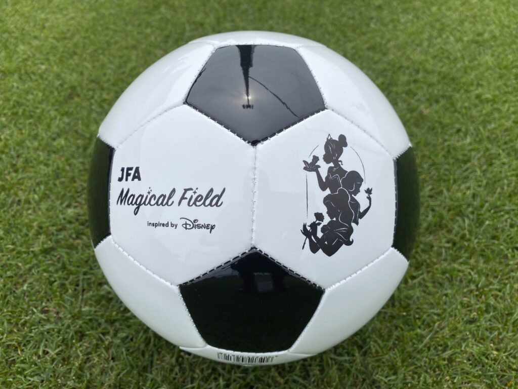 3 号球のオリジナルボールがプレゼントされます（©Disney ©Disney/Pixar ©JFA）