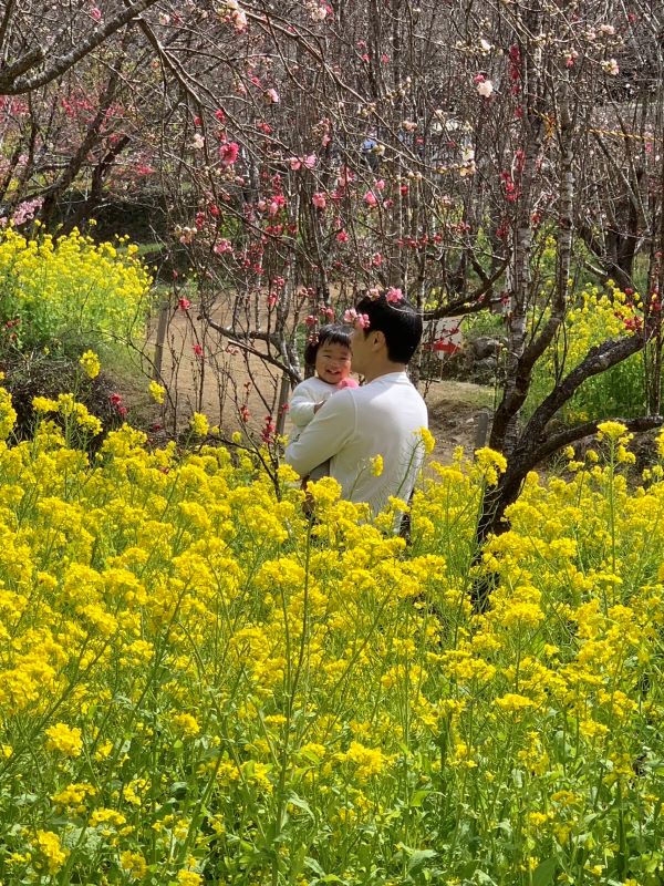 西川花公園の菜の花と花桃に囲まれてごきげんのツーショット