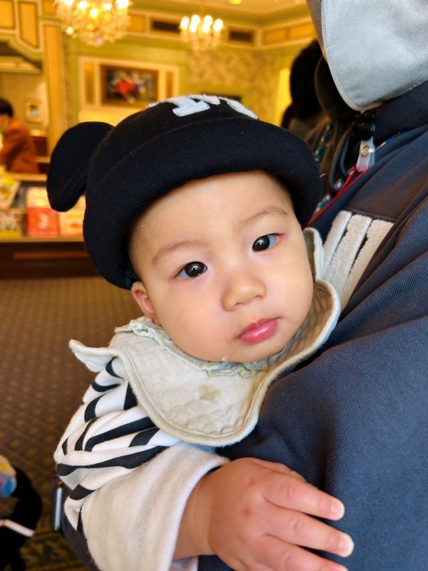 東京ディズニーランドに行った思い出の写真です。ミッキーの帽子を被ったよ