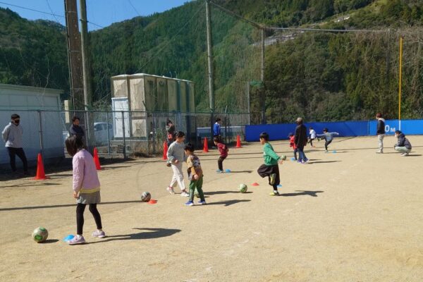 高知市で「ふれあいサッカー体験DAY」（城ノ平運動公園）｜ドリブル、パス、シュートに挑戦しよう！参加無料です