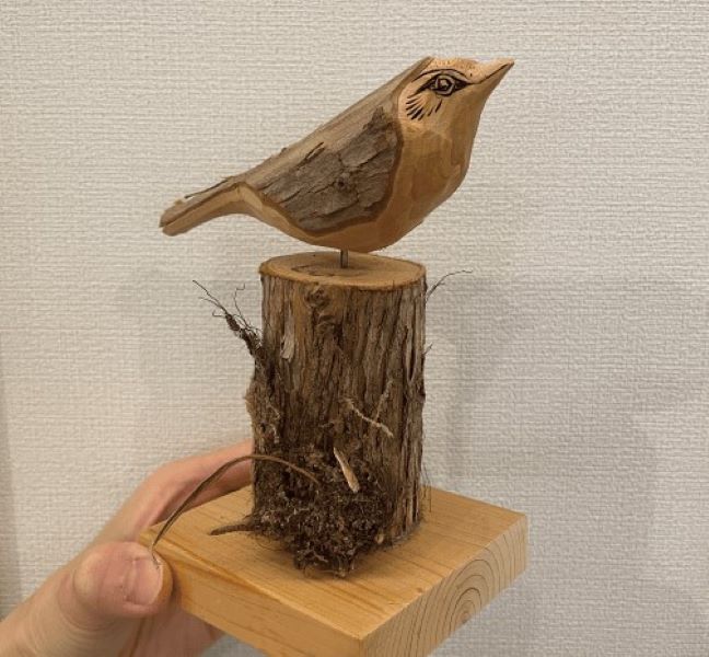 木を削って小鳥を作ります（提供写真）