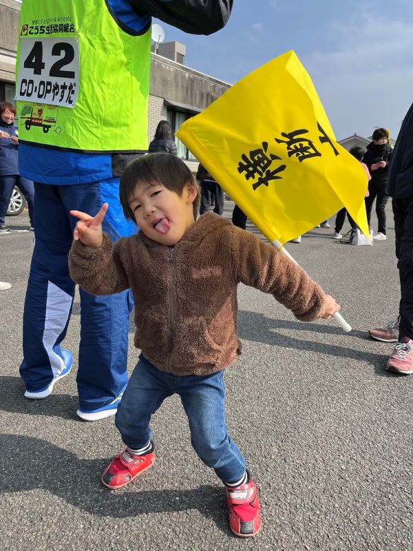【はじめてのパパのマラソン応援】パパが安田の駅伝大会に出たのでその応援！横断旗を振らせてもらってテンションがMAXです。笑