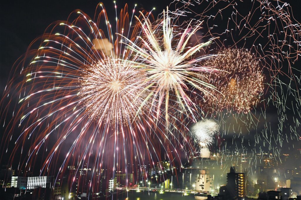 【2024年】高知県内の花火大会まとめ｜高知県内の主な花火大会の日時、場所、駐車場の情報をご紹介
