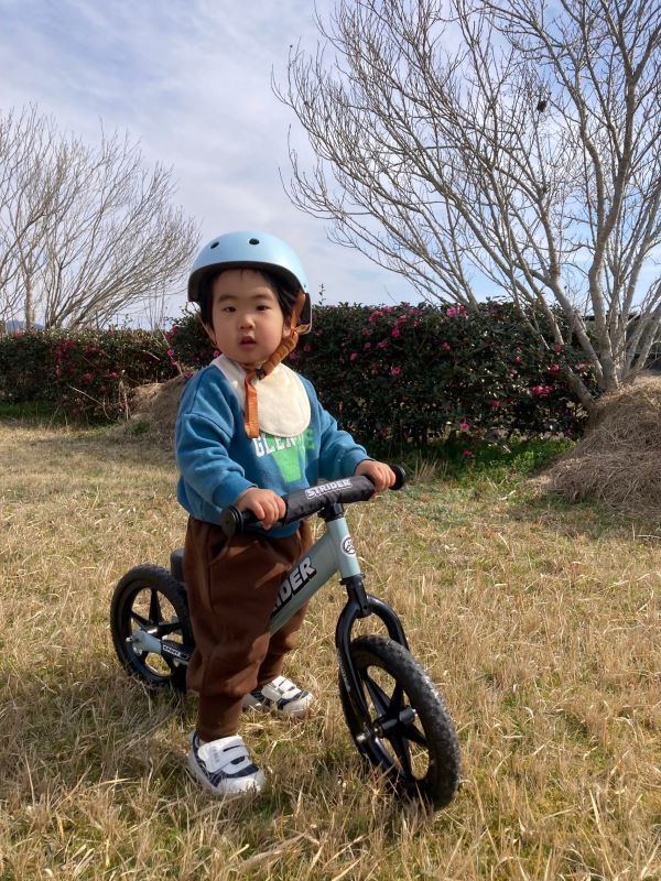 【はじめてのバイク】2歳のお誕生日プレゼントのバイク！足で蹴って、上手に乗りこなします！