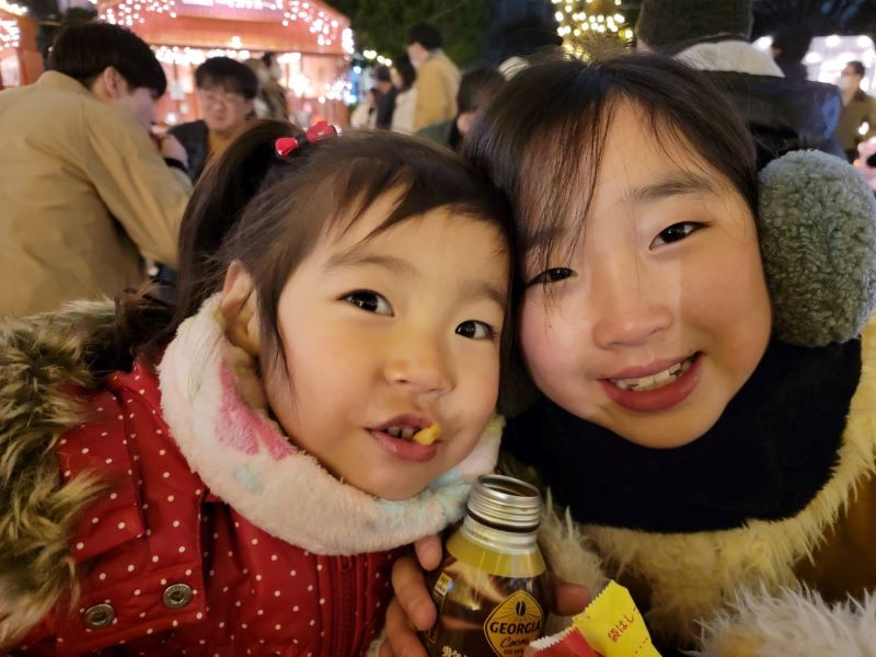 【はじめてのクリスマスマーケット】娘二人とクリスマス女子会しました。食べている物は、なぜかふりふりポテト(笑)