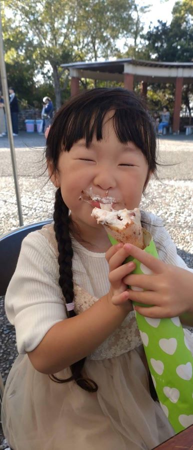 野市動物公園で大好きなクレープを食べた時の写真です。お口いっぱいにつけて幸せそうに食べていました
