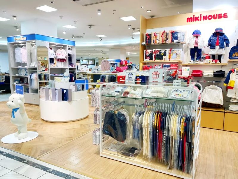 高知大丸本館3階の子ども服売り場。カラフルで着心地のいい子ども服が並んでいます