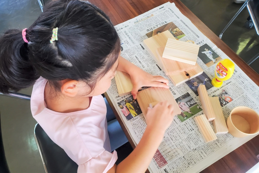 土曜日は「こうちあそびマルシェ」さんの「夏休み親子で木工教室」へ。森林について学び、鉛筆立てを作りました