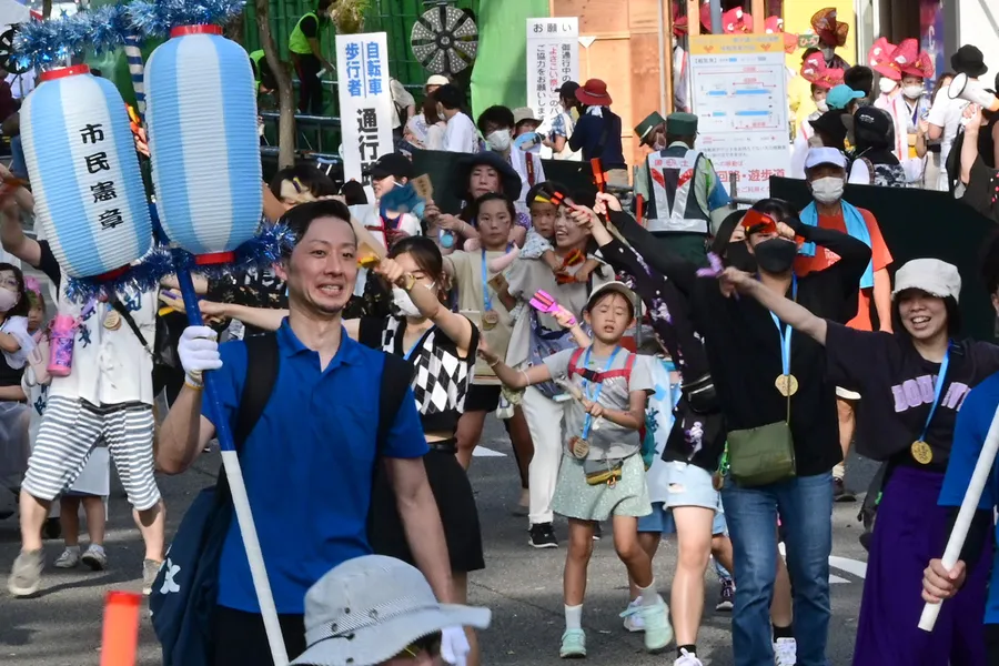 「市民憲章よさこい踊り子隊」には2日間で800人ほど参加するそうです（高知新聞PLUSよさこいチーム紹介より）