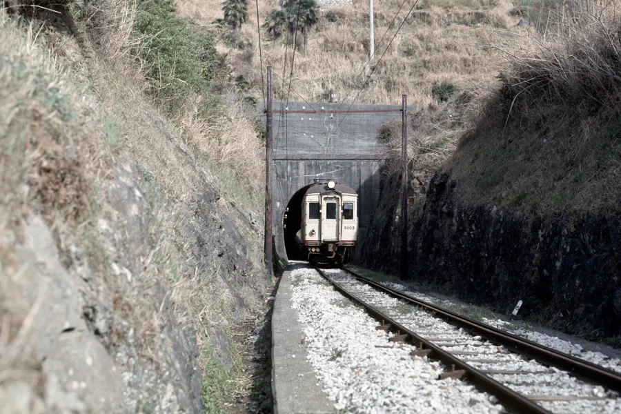 第一手結山隧道（ずいどう）を走る電車（撮影＝鈴木写真変電所）