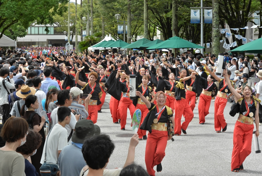 高知大学演舞場は朝倉キャンパスがよさこい一色に！（高知新聞2023年8月12日掲載）